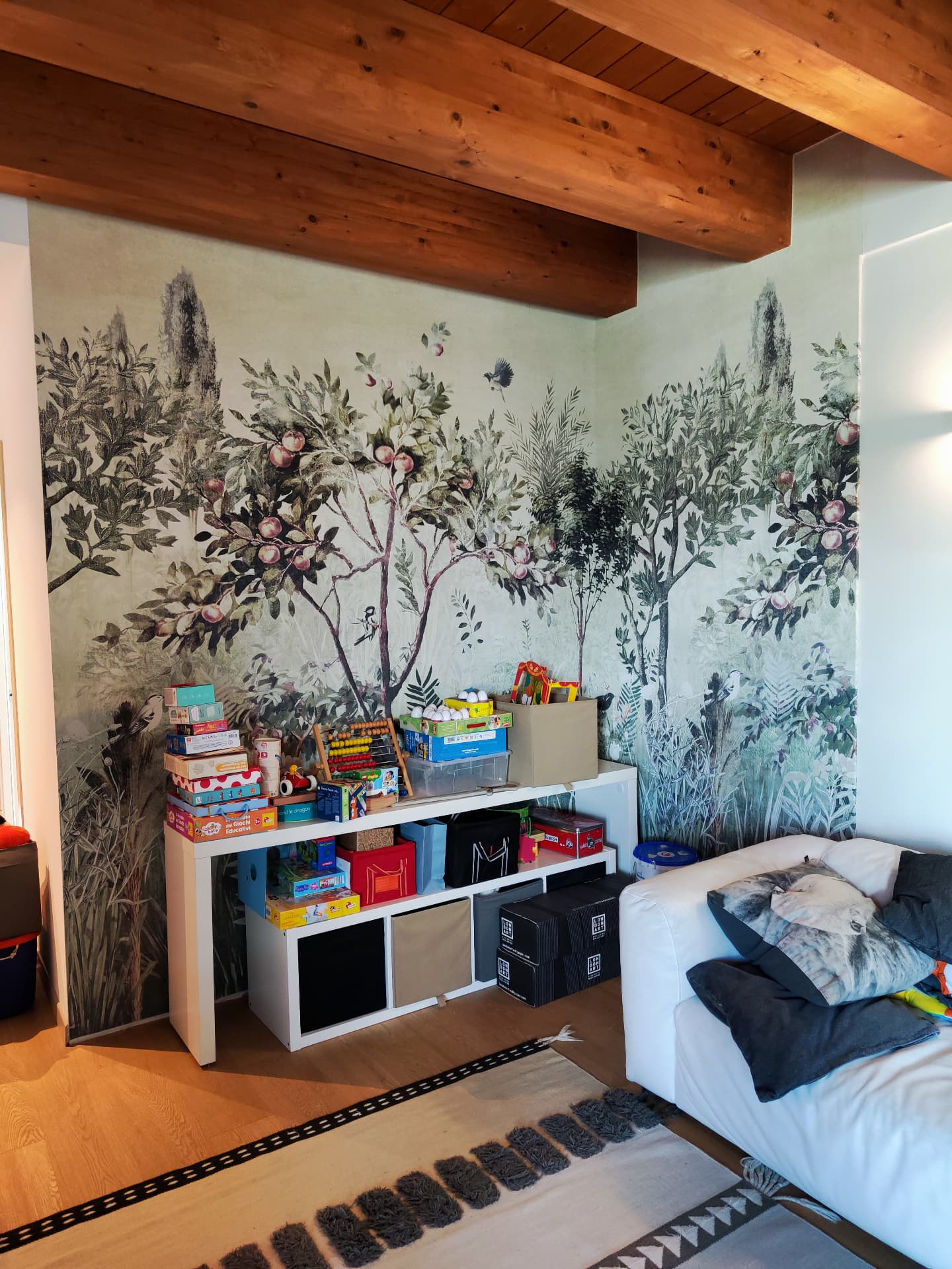 Murale con alberi e frutti in una sala giochi per bambini