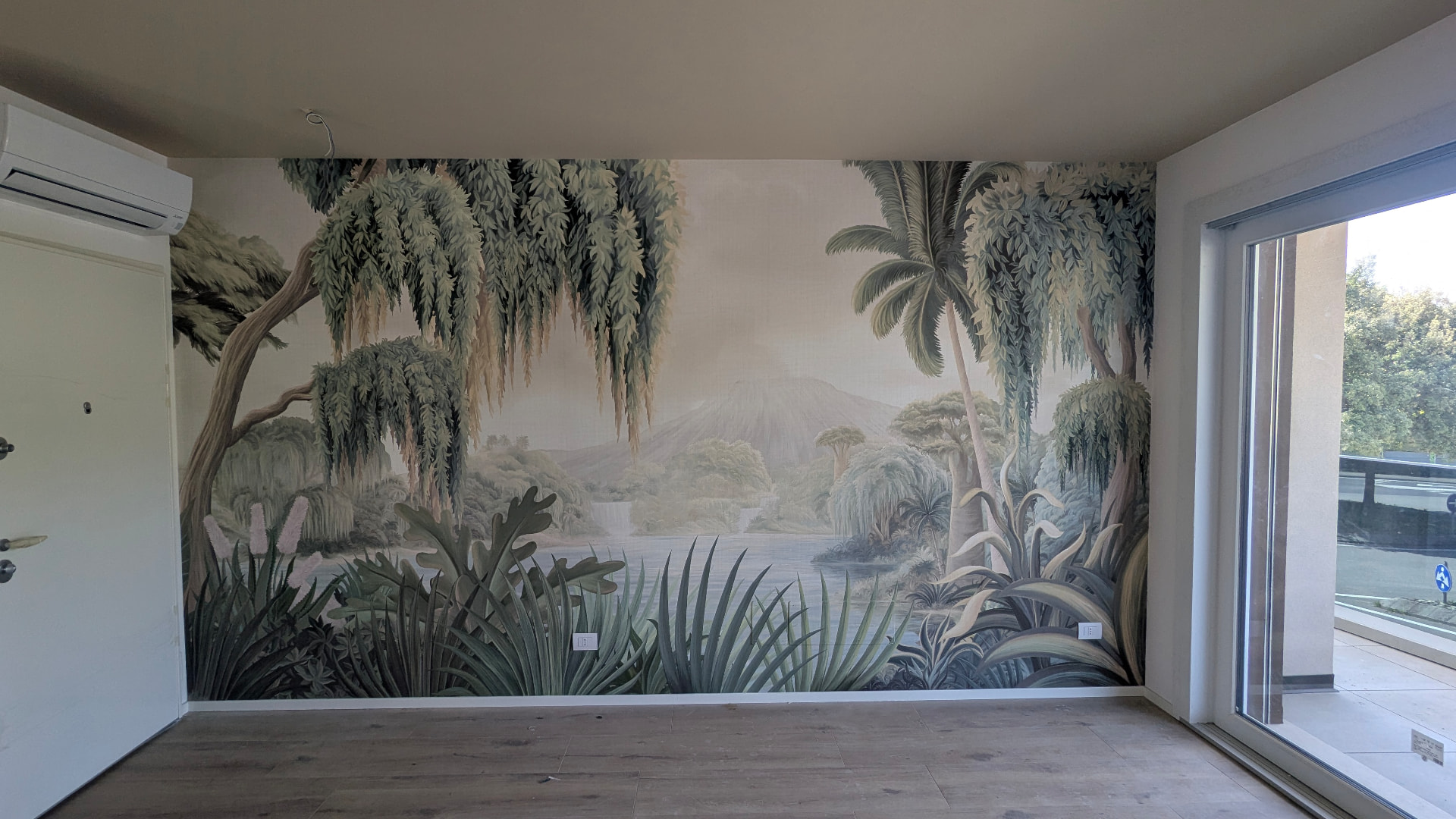 Murale tropicale con palme, salici e laguna in una parete di soggiorno